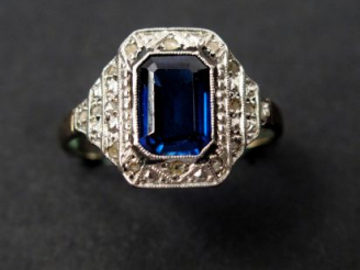 Vente aux enchères Bague Art déco en or blanc, ornée d'une pierre synthétique et de roses