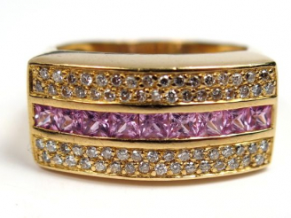 Vente aux enchères Bague en or jaune, ornée d'une rangée de 9 saphirs roses bordée de 66 