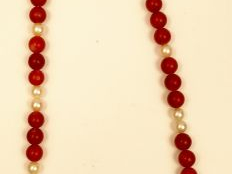 Collier de perles de culture et perles de corail.  39 cm