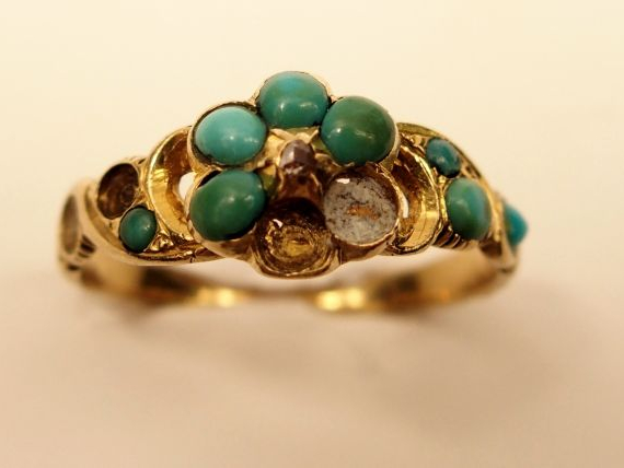 Bague en or jaune, turquoises et rose centrale (manques). TDD : 51,5  