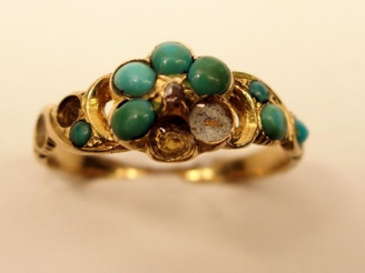 Vente aux enchères Bague en or jaune, turquoises et rose centrale (manques). TDD : 51,5  