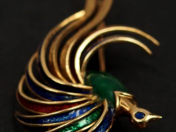 Broche en or jaune et émail vert, bleu et rouge, en forme d'oiseau de 