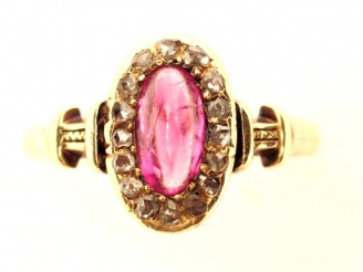 Vente aux enchères Bague en or jaune, ornée en son centre d'un rubis cabochon entouré de 