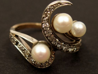 Vente aux enchères Bague Napoléon III en or jaune et or blanc, ornée de 3 perles, de diam