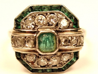 Vente aux enchères Bague Art déco en or blanc et platine, emeraudes et roses.  TDD : 57 P