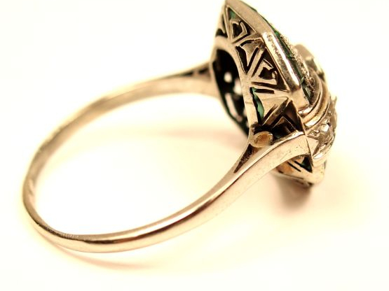 Bague Art déco en or blanc et platine, emeraudes et roses.  TDD : 57 P