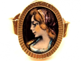 Vente aux enchères Bague en or jaune, ornée d'un émail de Limoges figurant un profil de j