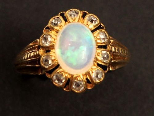 Bague marguerite Napoléon III en or jaune, sertie d'une opale entourée