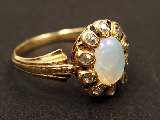 Bague marguerite Napoléon III en or jaune, sertie d'une opale entourée