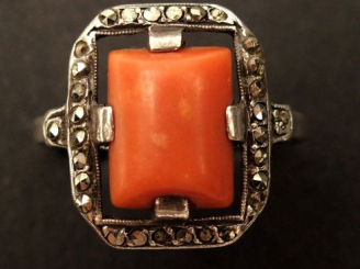 Vente aux enchères Bague Art Déco en argent, ornée d'un corail en cabochon, entourée de m
