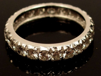 Vente aux enchères Alliance américaine en or blanc, ornée de 23 diamants ( x 0,09 ct envi