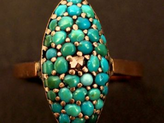 Vente aux enchères Bague Napoléon III en or jaune ornée de turquoises et d'une rose. TDD 