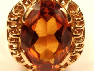 Vente aux enchères Bague en or jaune, sertie d'une topaze (monture fissurée). TDD : 53 Po