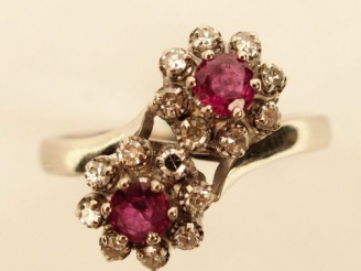 Vente aux enchères Bague toi et moi en or blanc, ornée de 2 rubis entourés de 8 brillants