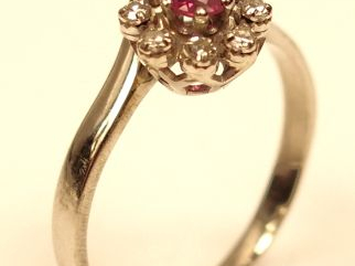 Bague toi et moi en or blanc, ornée de 2 rubis entourés de 8 brillants