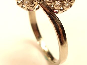 Bague toi et moi en or blanc, ornée de 2 rubis entourés de 8 brillants