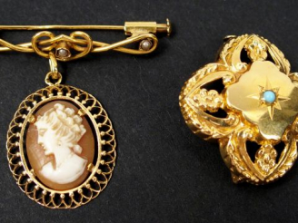 Vente aux enchères Broche Napoléon III en or jaune, en forme de croix. On y joint une bro