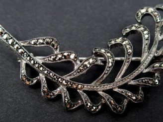 Vente aux enchères Broche en argent, en forme de feuille pavée de strass. 5cm Poids tel: 