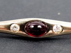 Vente aux enchères Broche barette en argent de style Art déco, décor de pierreries. 6,5cm