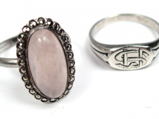 Vente aux enchères Bague en argent, ornée en son centre d'un quartz rose entourage de str
