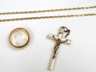 Vente aux enchères Chaîne, bague jonc en métal doré. On y joint une croix en nacre.