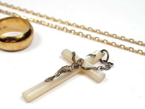 Chaîne, bague jonc en métal doré. On y joint une croix en nacre.