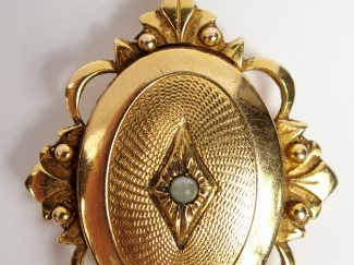 Pendentif porte-photo Napoléon III en métal doré, à décor ajouré et gu