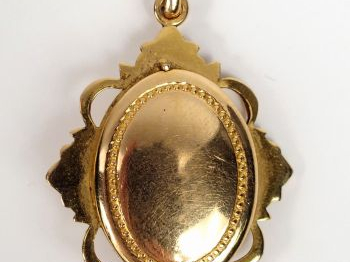 Pendentif porte-photo Napoléon III en métal doré, à décor ajouré et gu