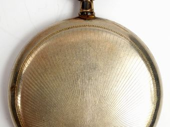 Lot comprenant :  - une montre chronomètre savonette en métal - une mo