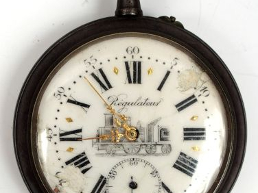 Lot comprenant :  - une montre chronomètre savonette en métal - une mo