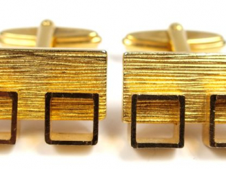 Vente aux enchères Nina Ricci. Paire de boutons de manchettes en plaqué or. Signé.