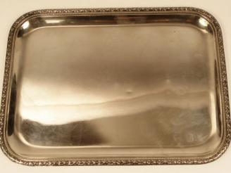 Vente aux enchères Plateau de style Louis XVI en argent, poinçon Minerve. Poids : 730 g