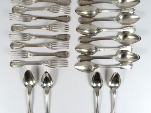 9 couverts et 4 cuillères à dessert en argent, poinçon Minerve, modèle