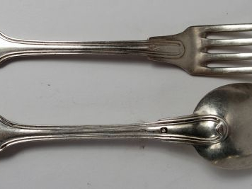 9 couverts et 4 cuillères à dessert en argent, poinçon Minerve, modèle