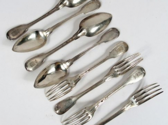 Vente aux enchères 4 couverts à dessert en argent, poinçon Vieillard, modèle à filet, arm