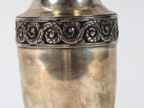 Vente aux enchères RISLER ET CARRE. Vase ovoïde de style Louis XVI en argent, poinçon Min
