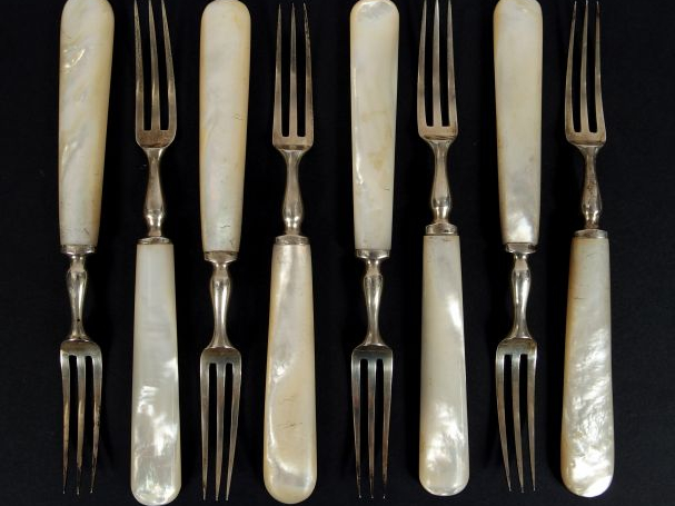 8 couverts à dessert en argent anglais, manche en nacre lame argent, u