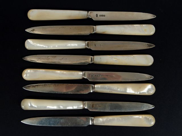 8 couverts à dessert en argent anglais, manche en nacre lame argent, u