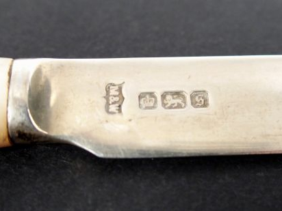 8 couverts à dessert en argent anglais, manche en nacre lame argent, u