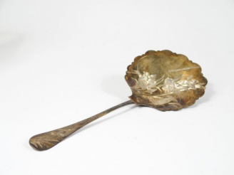 Vente aux enchères Pelle à fraise Napoléon III en argent et vermeil, poinçon Minerve. Poi