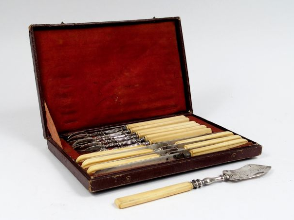 6 couteaux et 6 fouchettes à dessert Napoléon III en argent, poinçon M