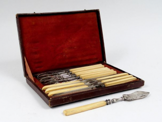 Vente aux enchères 6 couteaux et 6 fouchettes à dessert Napoléon III en argent, poinçon M