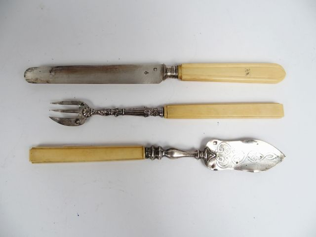 6 couteaux et 6 fouchettes à dessert Napoléon III en argent, poinçon M