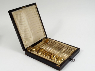 Vente aux enchères 12 cuillères à thé et une pince à sucre Napoléon III en vermeil, poinç