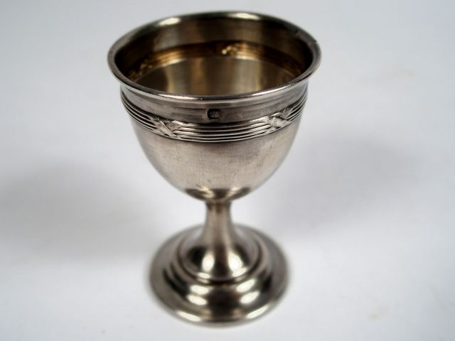 Coquetier de style Louis XVI en argent, poinçon Minerve. Poids : 20 g