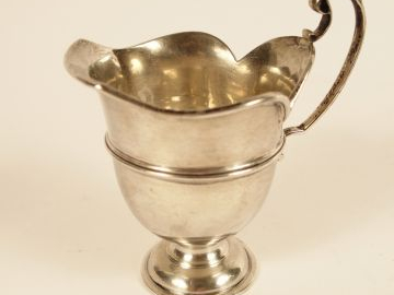Petit crémier anglais en argent en forme d'aiguière. Poids : 55 g