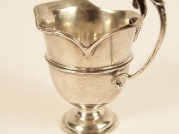 Petit crémier anglais en argent en forme d'aiguière. Poids : 55 g