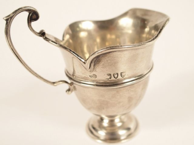 Petit crémier anglais en argent en forme d'aiguière. Poids : 55 g