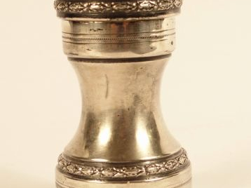 Poivrier en argent de style Louis XVI, poinçon Minerve. Poids tel : 13