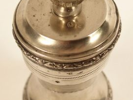 Poivrier en argent de style Louis XVI, poinçon Minerve. Poids tel : 13